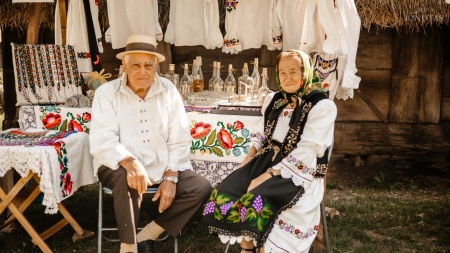 Împart viața și pasiunea: Gheorghe și Ioana Mihuț din Șurdești, meșteri populari foarte apreciați; Sunt căsătoriți de peste 50 de ani