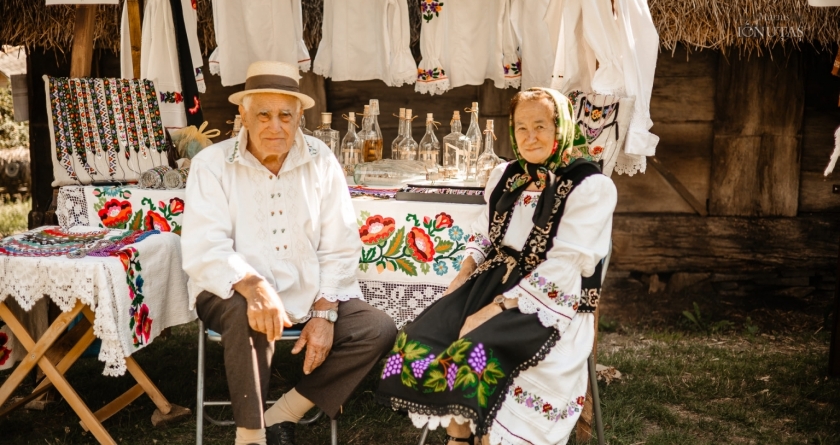 Împart viața și pasiunea: Gheorghe și Ioana Mihuț din Șurdești, meșteri populari foarte apreciați; Sunt căsătoriți de peste 50 de ani