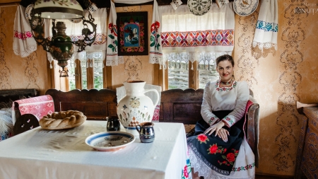 Diana Denisa Țicală, o tânără care iubește și promovează tradițiile, folclorul, portul popular; „Bunicii mi-au spus mereu că trebuie să fii la cinste”