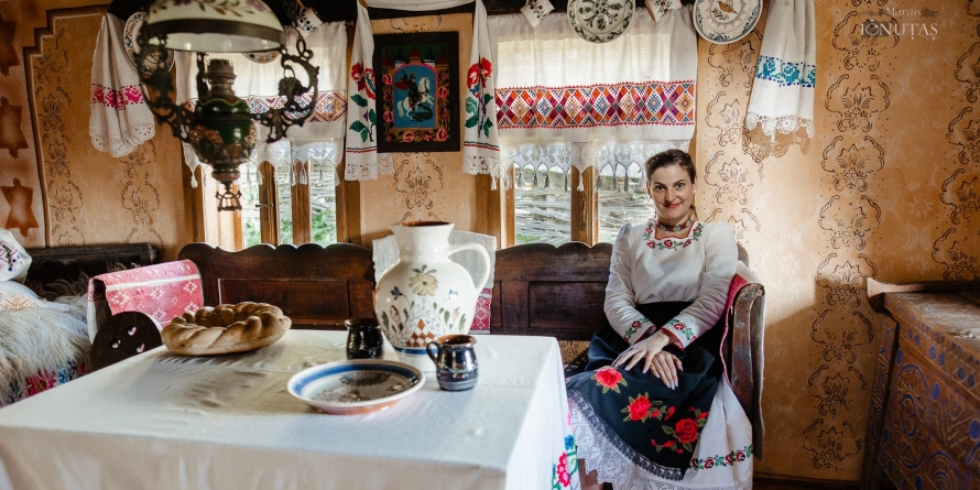 Diana Denisa Țicală, o tânără care iubește și promovează tradițiile, folclorul, portul popular; „Bunicii mi-au spus mereu că trebuie să fii la cinste”
