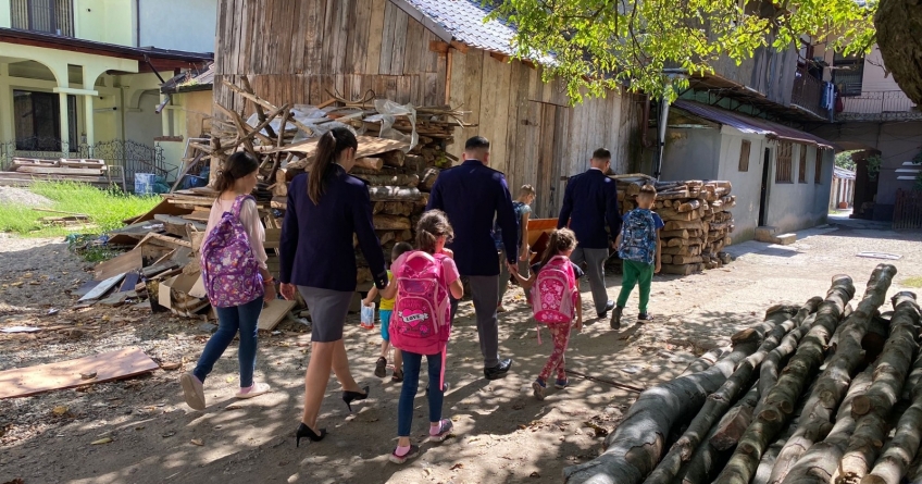 Polițiștii de frontieră din cadrul ITPF Sighetu Marmației au oferit ghiozdane echipate unor copilași nevoiași