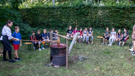 Ca pe vremea bunicilor: Silvoiță de prune preparată la Muzeul Satului din Baia Mare