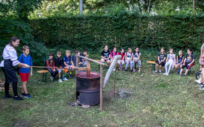 Ca pe vremea bunicilor: Silvoiță de prune preparată la Muzeul Satului din Baia Mare