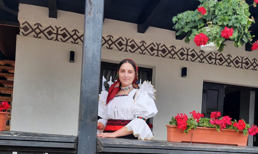 Tânăra Mihaela Ardelean a adus în Maramureș Trofeul Festivalul național „Ritmuri de toamnă pe meleaguri nemțene”