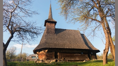 Drăghia: Biserica de lemn „Sfinții Arhangheli Mihail și Gavriil” – întruchiparea eternității creștine