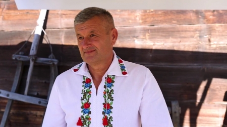 Meșteșug: Gheorghe Uță din Buciumi face clopuri de paie de peste 30 de ani