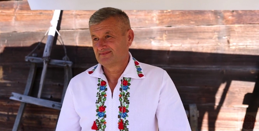 Meșteșug: Gheorghe Uță din Buciumi face clopuri de paie de peste 30 de ani