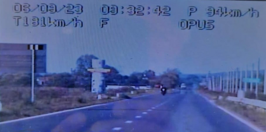 Bărbat prins de radar circulând cu motocicleta cu 181 km/h