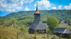 Sărbătoare mare în Poiana Botizii, Băiuț: Biserica de lemn din sat, o bijuterie arhitecturală de secol 19 în stil maramureșean, își serbează hramul