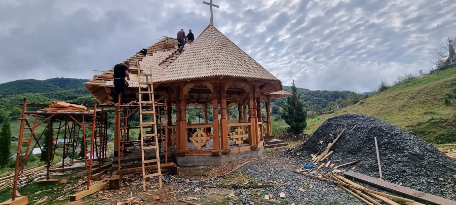 Sfințirea picturii în Poiana Botizii, Băiuț: Biserica de lemn cea nouă, o bijuterie arhitecturală, construită tot tradițional, în stil maramureșean