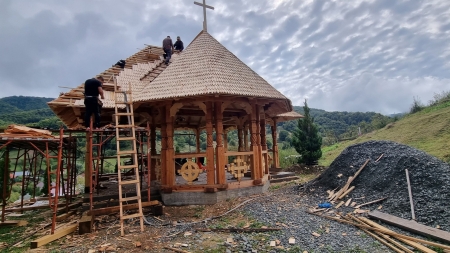 Sfințirea picturii în Poiana Botizii, Băiuț: Biserica de lemn cea nouă, o bijuterie arhitecturală, construită tot tradițional, în stil maramureșean