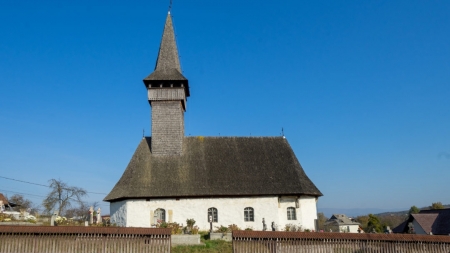 Cum s-a construit biserica din piatră de la Coaș, într-o perioadă în care era permis doar lemnul