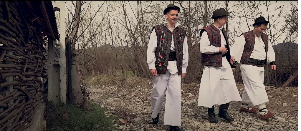 Film etnografic despre „Pieptarele din Vișeu”; Acesta își propune promovarea costumului tradițional de pe Valea Vișeului și Valea Izei