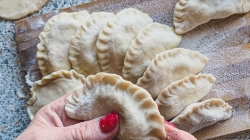Atelierele gastronomice „Gust de Maramureș: din bucătăria bunicii” continuă la Muzeul satului maramureșan din Sighetu Marmației