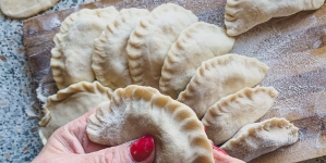Atelierele gastronomice „Gust de Maramureș: din bucătăria bunicii” continuă la Muzeul satului maramureșan din Sighetu Marmației