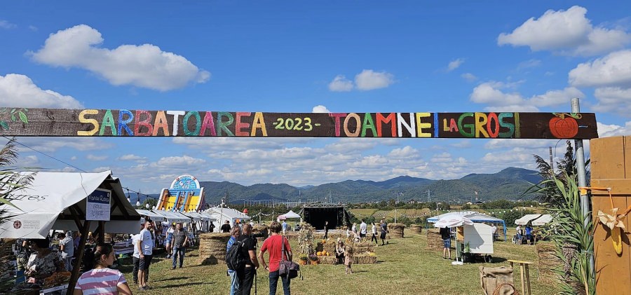 Multă tradiție la Sărbătoarea Toamnei, Groși: Artiști de folclor și instrumental au întreținut bucuria, de a sărbători în decor elegant un festival