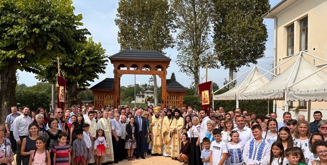 Poarta de intrare a Mănăstirii din Spilimbergo, Italia, a fost realizată în stil maramureșean