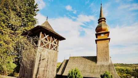 De Nașterea Maicii Domnului, în Lăschia: Biserica de lemn din sat, o bijuterie arhitecturală de secol 19, în stil maramureșean, își serbează hramul