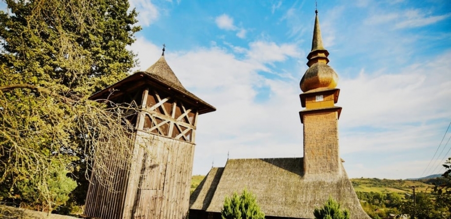 De Nașterea Maicii Domnului, în Lăschia: Biserica de lemn din sat, o bijuterie arhitecturală de secol 19, în stil maramureșean, își serbează hramul