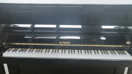 La Colegiul de Arte din Baia Mare: S-au achiziționat 4 pianine din gama profesională; Vor învăța pe ele elevii artiști ai instituției de învățământ