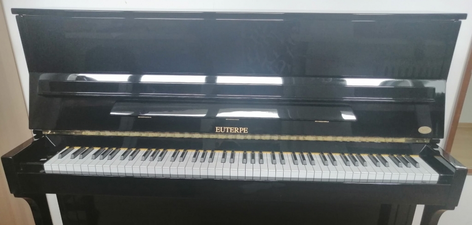 La Colegiul de Arte din Baia Mare: S-au achiziționat 4 pianine din gama profesională; Vor învăța pe ele elevii artiști ai instituției de învățământ