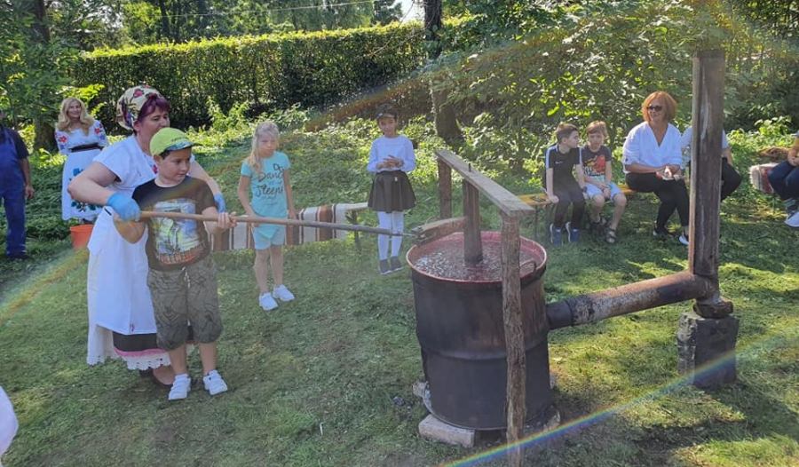 Aromele toamnei: Sunteți așteptați la Muzeul Satului pentru a vedea cum se prepară silvoița