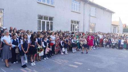 „Primul clopoțel” a răsunat în tot Maramureșul: Curțile școlilor din județ au prins viață din nou odată cu revenirea copiilor la cursuri în noul an