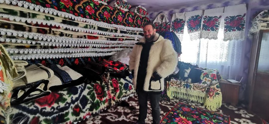 Oieritul, meserie ancestrală în vremurile moderne. Vasile Pârja din Sat Șugatag: „Sper să nu fiu ultima generație care țâne oi”