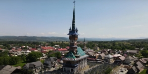 Turiști fascinați de locul unicat din Maramureș: Doi studenți străini fac lobby meleagurilor maramureșene; „Este una din cele 7 minuni din România”