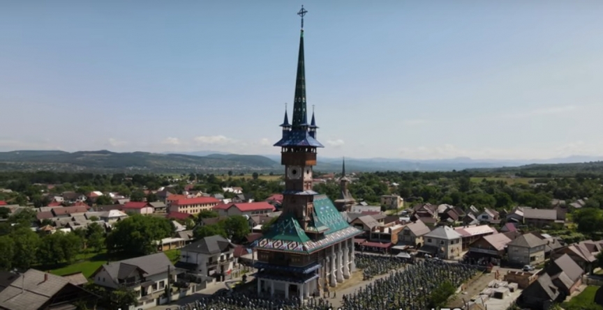 Turiști fascinați de locul unicat din Maramureș: Doi studenți străini fac lobby meleagurilor maramureșene; „Este una din cele 7 minuni din România”