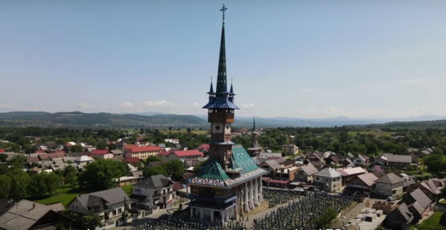 Turiști fascinați de locul unicat din Maramureș: Doi studenți străini fac lobby meleagurilor maramureșene; „Este una din cele 7 minuni din România”