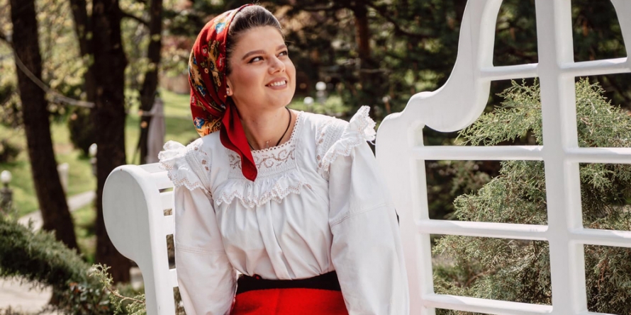 Maria Mihali, studentă a Universității Naționale de Muzică București; „Nu îmi doresc să fiu acolo unde duce curentul, ci unde calitatea, frumosul și valorile adevărate poartă loc de cinste”