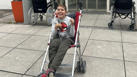 În Baia Mare: Spectacol caritabil pentru Ștefan Păcurar, un băiat diagnosticat cu paralizie cerebrală bilaterală