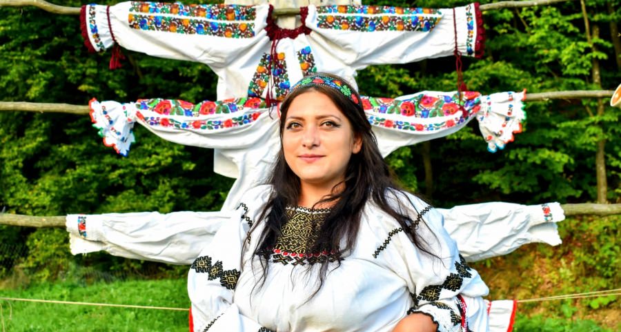 Podoabe din mărgele confecționate de meșterul popular Viorelia Butcure: „Fac podoabe tradiționale, dar și unele adaptate la vremurile moderne”