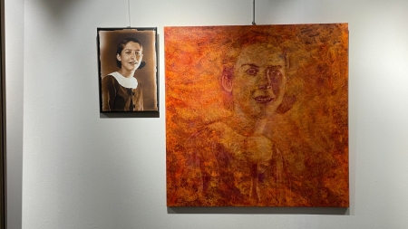 Artistul băimărean Călin Ițoaie a expus la Anuala Artelor 2023 o lucrare care o are drept model pe Grünwald Joli, supraviețuitoare a Holocaustului