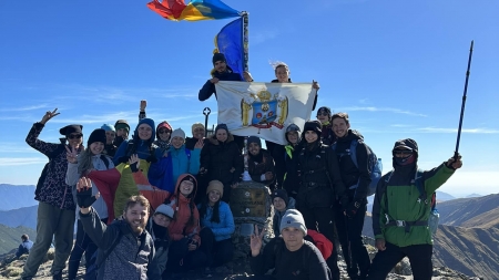 Tabăra „Munte și rugăciune”: Steagul Episcopiei Maramureșului și Sătmarului a fost arborat pe cel mai înalt vârf montan din România