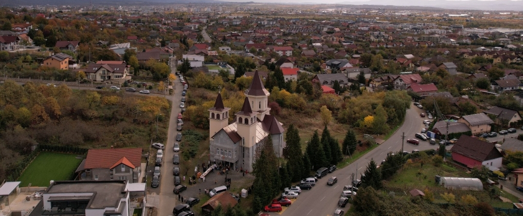 Hramul bisericii „Sfântul Mare Mucenic Dimitrie, Izvorâtorul de Mir” din Baia Mare a fost serbat anticipat