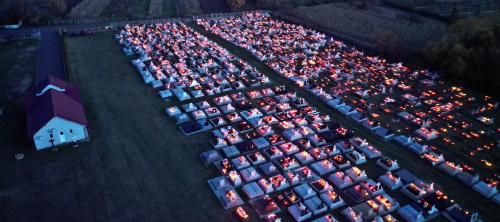 Luminația în Maramureș: Cimitirele s-au transformat în adevărate grădini de culoare și lumină