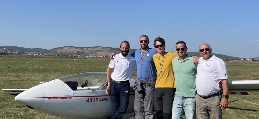 Campionatul național de acrobație cu planorul: Echipajul aeroclubului băimărean a făcut o figură frumoasă; A bifat 2 clasări pe podium, din 4 probe