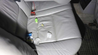 Doi tineri prinși transportând droguri în Maramureș