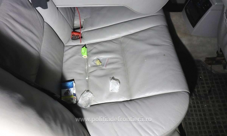 Doi tineri prinși transportând droguri în Maramureș