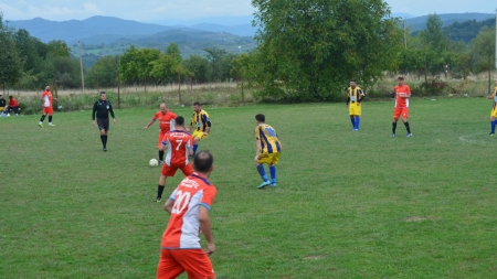 Inițiativă inedită de reciclare într-o comună maramureșeană: Copiii școlii vor beneficia de echipamente sportive în locul deșeurilor; Cum e posibil