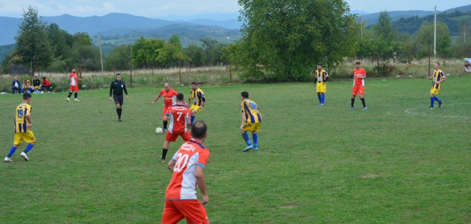 Inițiativă inedită de reciclare într-o comună maramureșeană: Copiii școlii vor beneficia de echipamente sportive în locul deșeurilor; Cum e posibil