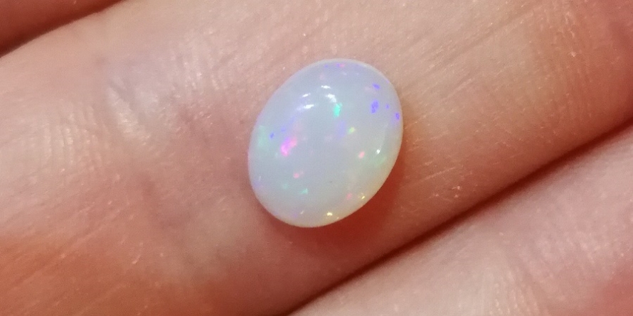 Opalul alb de la Băiuț