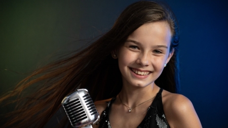 La discuții cu carismatica Raisa Vlășan: Artista din Maramureș care îmbină cu succes cariera cu școala; Care este visul cântăreței și orarul zilnic