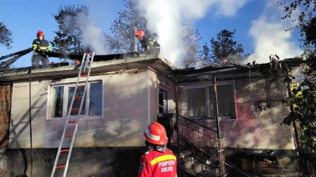 Un apel la solidaritate în comunitatea maramureșeană: O familie are nevoie de ajutorul nostru; În pragul iernii le-a ars casa din localitatea Groși