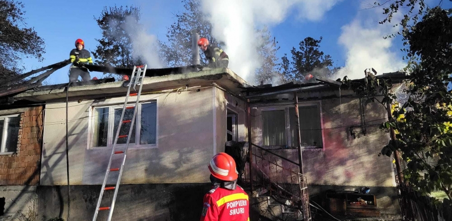 Un apel la solidaritate în comunitatea maramureșeană: O familie are nevoie de ajutorul nostru; În pragul iernii le-a ars casa din localitatea Groși