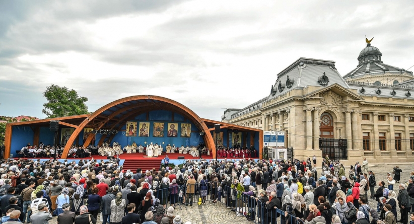 PS Iustin slujește la București în sobor de arhierei