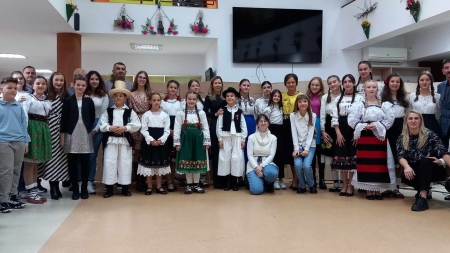 Balul „Armonii de toamnă” de la Centrul Social Multifuncțional „Rivulus Pueris” din Baia Mare: Show cu Școala Populară de Artă și tinerii cântăreți