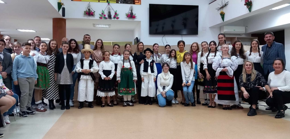 Balul „Armonii de toamnă” de la Centrul Social Multifuncțional „Rivulus Pueris” din Baia Mare: Show cu Școala Populară de Artă și tinerii cântăreți